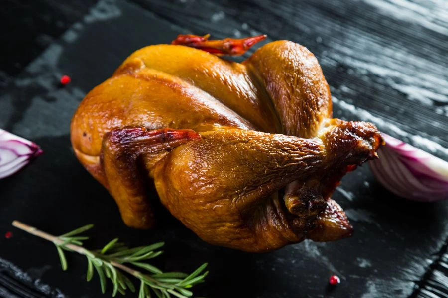 دجاج مدخن ومغلي معبأ في فراغ