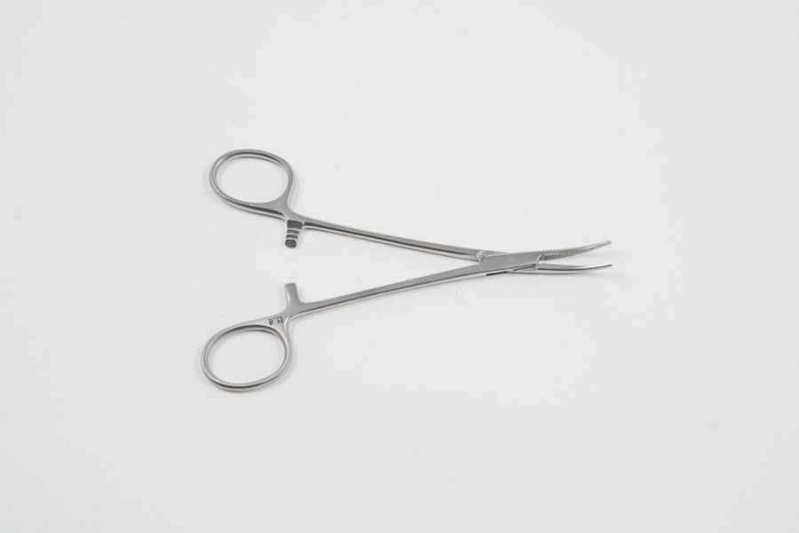 Curved Vascular Hemostatic Clamp, Model VZ-Z-62-2, 160 mm