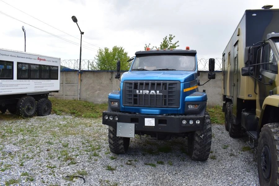 رافعة خطاف متخصصة على شاسيه URAL 73945-01 - طراز GIRD 5849AC