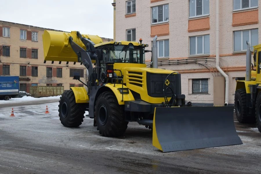КИРОВЕЦ К-708УДМ لودر أمامي مع معدات جرافة 7000 كغ