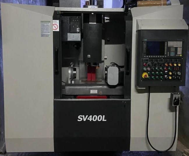 آلة الطحن والحفر العمودية CNC طراز SV400L
