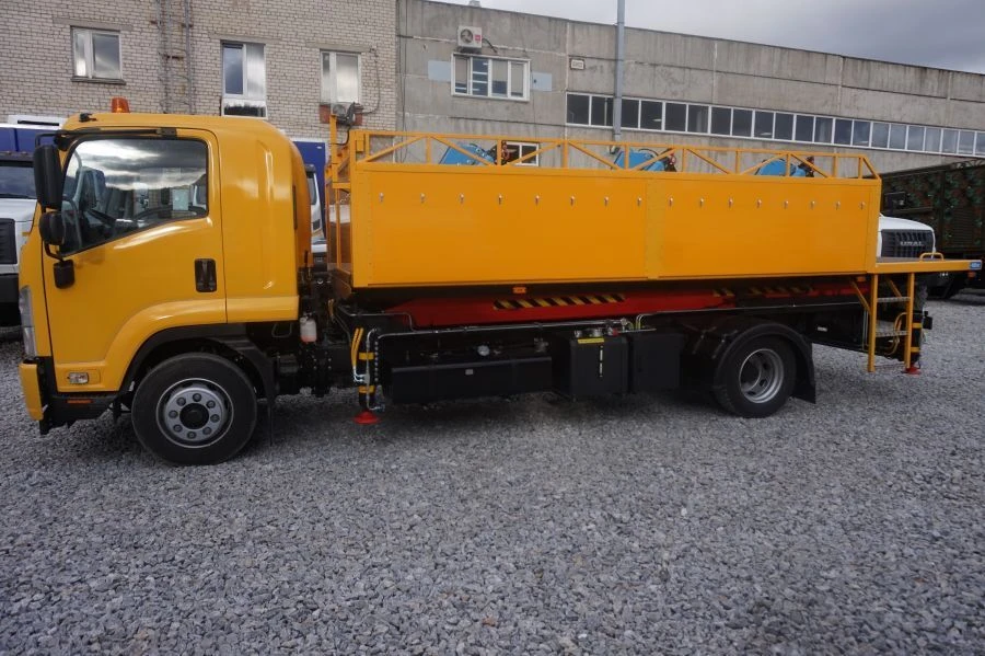 مركبة APC-10 لنقل البضائع على هيكل ISUZU NPR75L 5765N