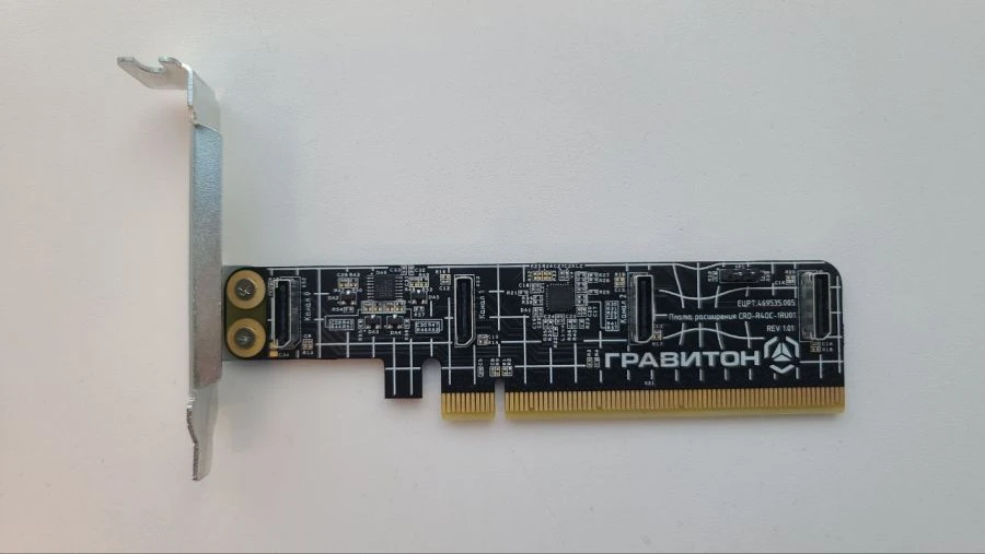بطاقة توسيع لإضافة ما يصل إلى أربعة محركات SSD من نوع U.2 بتقنية NVMe في خوادم غرافيتون - CRD-R4OC-1RU01