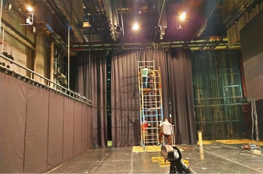 Stage Central Curtains - Article 00031
