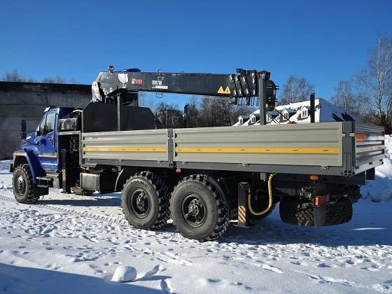 شاحنة هيدروليكية مع رافعة كMA على قاعدة URAL 4320 النموذج U0K02N-4Z055