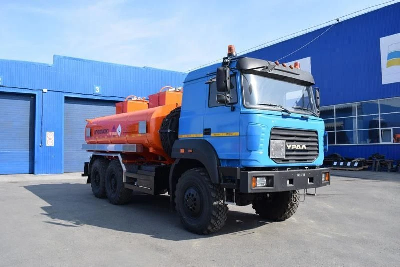 Light Oil Tanker UZST02 Model 6619A-18 on Ural 5557-80 Chassis