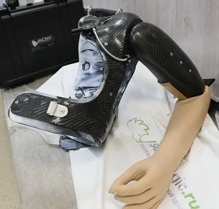 أطراف صناعية للذراع مع نظام تحكم كهربائي
