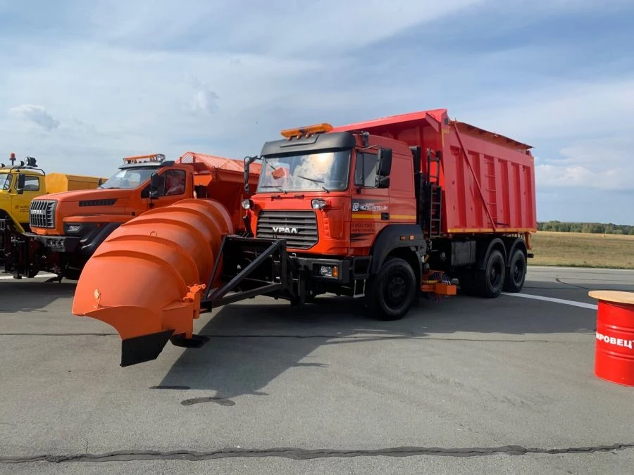 آلة الطرق المركبة على مدار السنة VMKD-2015 موديل 7963C2 على شاسيه URAL C34520