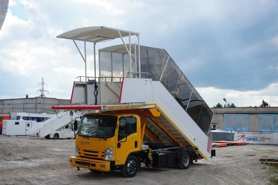 رافعة ركاب ذاتية الدفع TSP-GIRD على هيكل ISUZU NPR75L 5765N-0000017