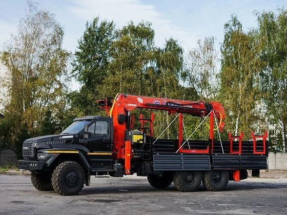 شاحنة خاصة مع رافعة هيدروليكية كرا KMA على قاعدة URAL 4320 U0K03N-4Z095