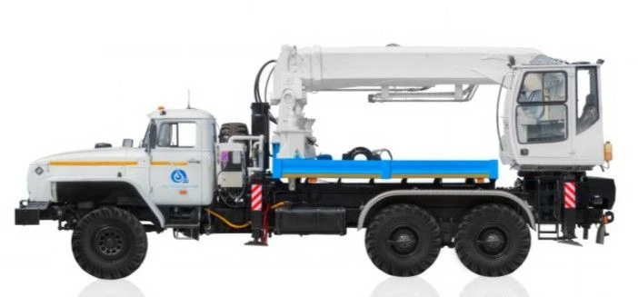 آلة الحفر العالمية UBM-85 تعديل UBM85-51 على هيكل Ural 4320-6951-72