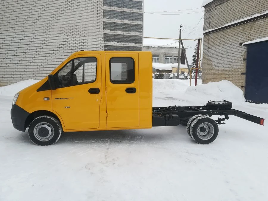 مركبة ذات صفين وأربع أبواب 3897C3 على شاسيه GAZ-A21R22
