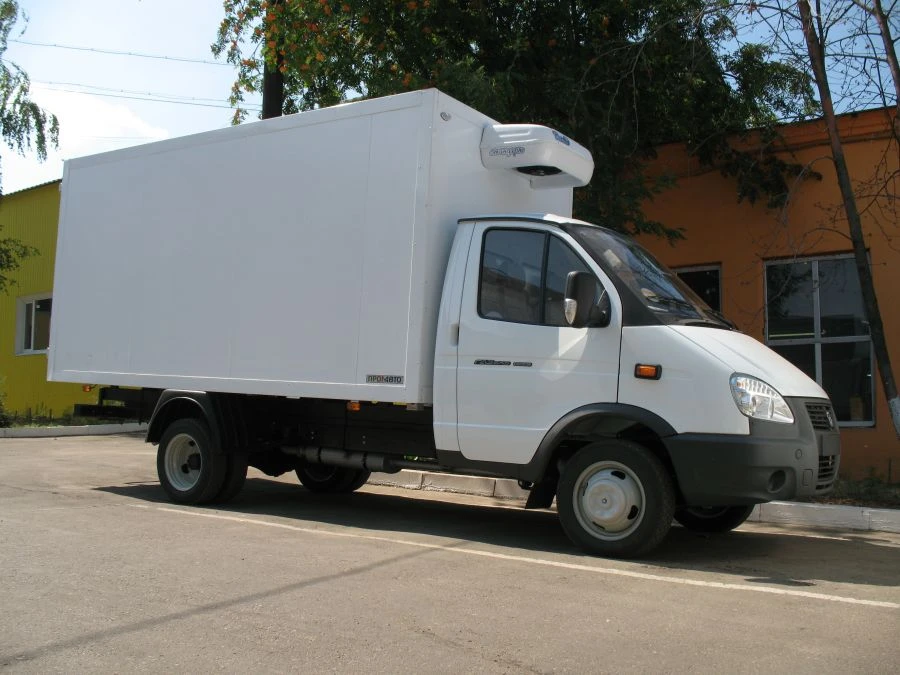 شاحنة نقل بضائع مع محرك بنزين موديل 3008AC على قاعدة GAZ 3302