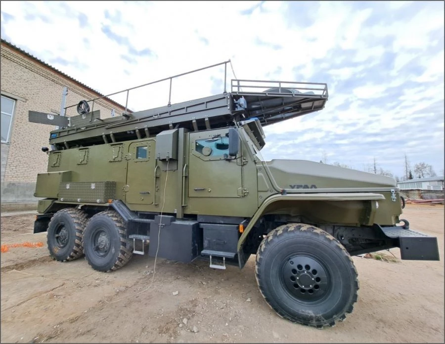 وحدة الاتصالات المتنقلة المدرعة لنظام الروبوتات (PUS BR-RC) الطراز 5027BR-RC على قاعدة URAL VV