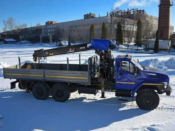 سيارة خاصة متعددة الوظائف مع رافعة هيدروليكية KMA على قاعدة URAL 4320 U0K02N-4Z095