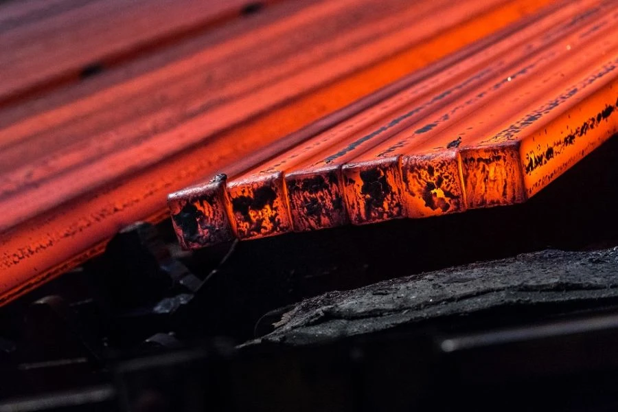 بلات مربع مصنوعة من الفولاذ السبيكي تحتوي على 0.7% كربون