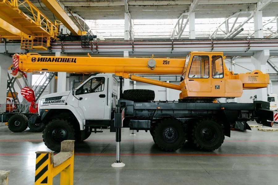 Automotive Crane for Construction and Loading - KS-45717-4 with U7810.5 Cabin