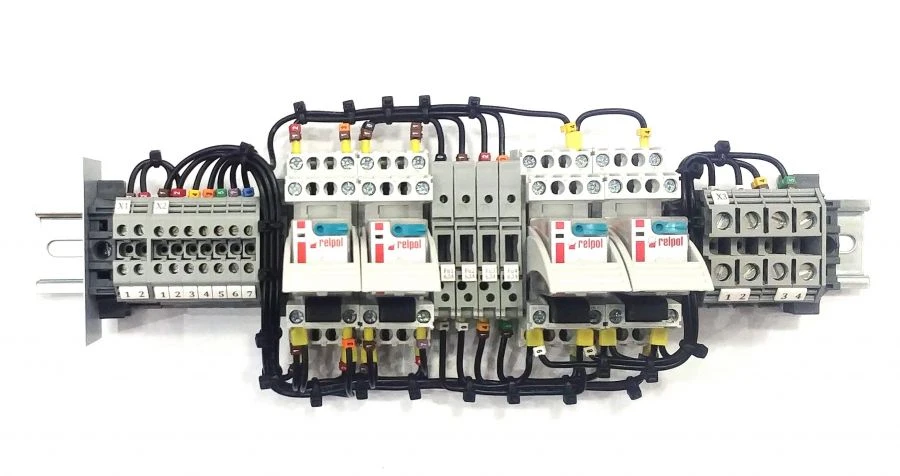 وحدة التبديل لمؤشرات الإشارة AC-22، قناتان 10A، 24V، IP20