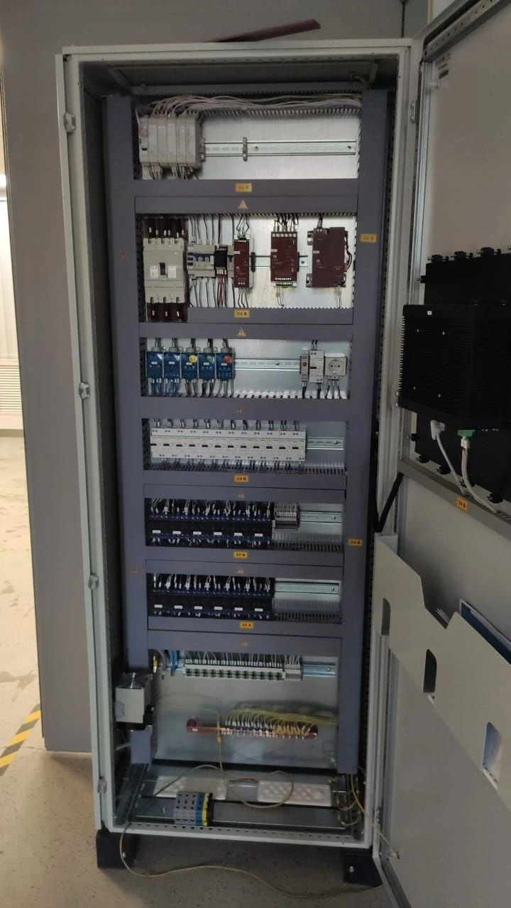 أجهزة التحكم والحماية منخفضة الجهد الكاملة EA-KPT