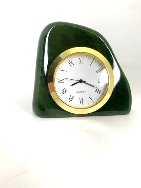 ساعة تزيينية من اليشم