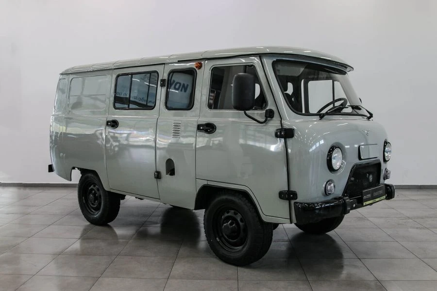 شاحنة فورد مغلقة UAZ 374195-552-05