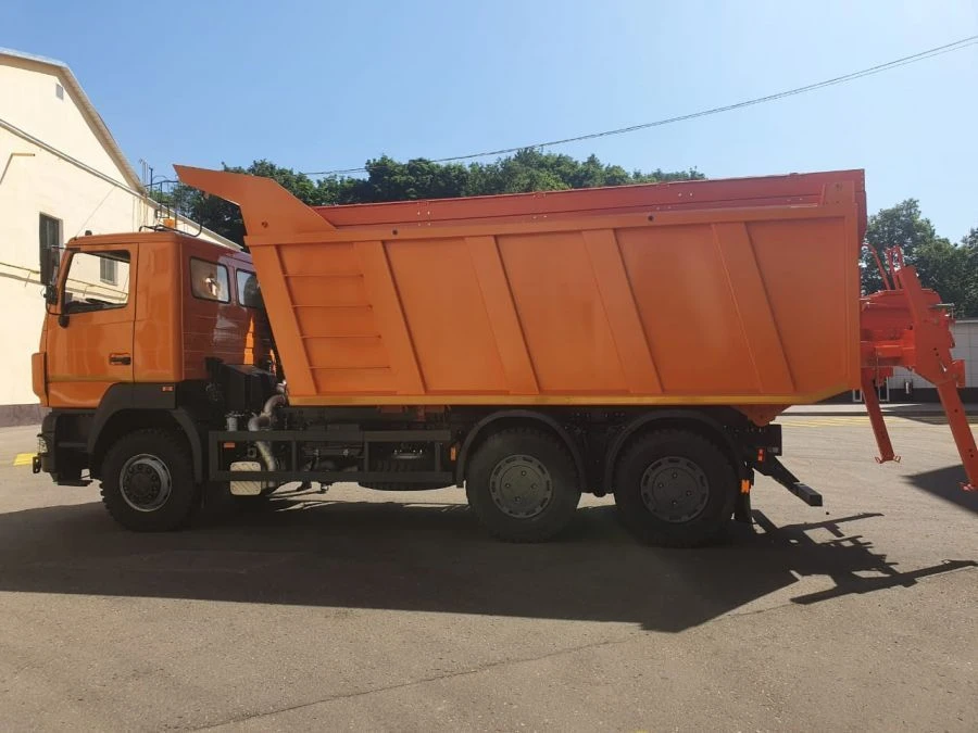 آلة صيانة الطرق المتكاملة ED 244A1-04 على قاعدة سيارة MAZ 6501C9