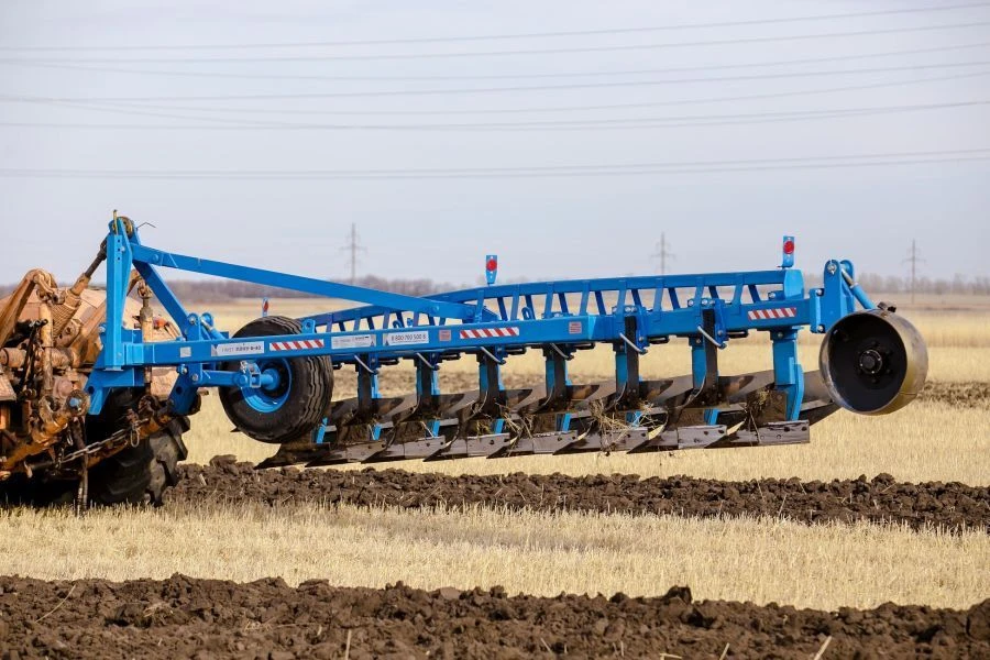 محراث معلق معزز FINIST PLNU-8x40 للزراعة الفعالة