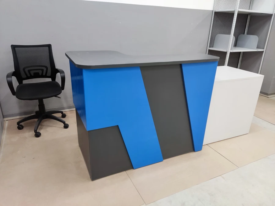 مكتب استقبال بتصميم modular وأشكال متنوعة