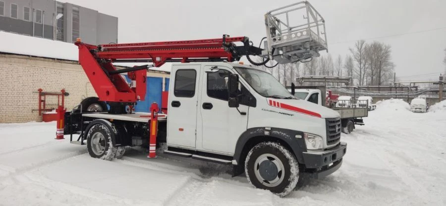 رافعة ذاتية الدفع بوم PSS-131.18E (C42R33) 75-TV على شاسيه غازون نيكست "RED MACHINE
