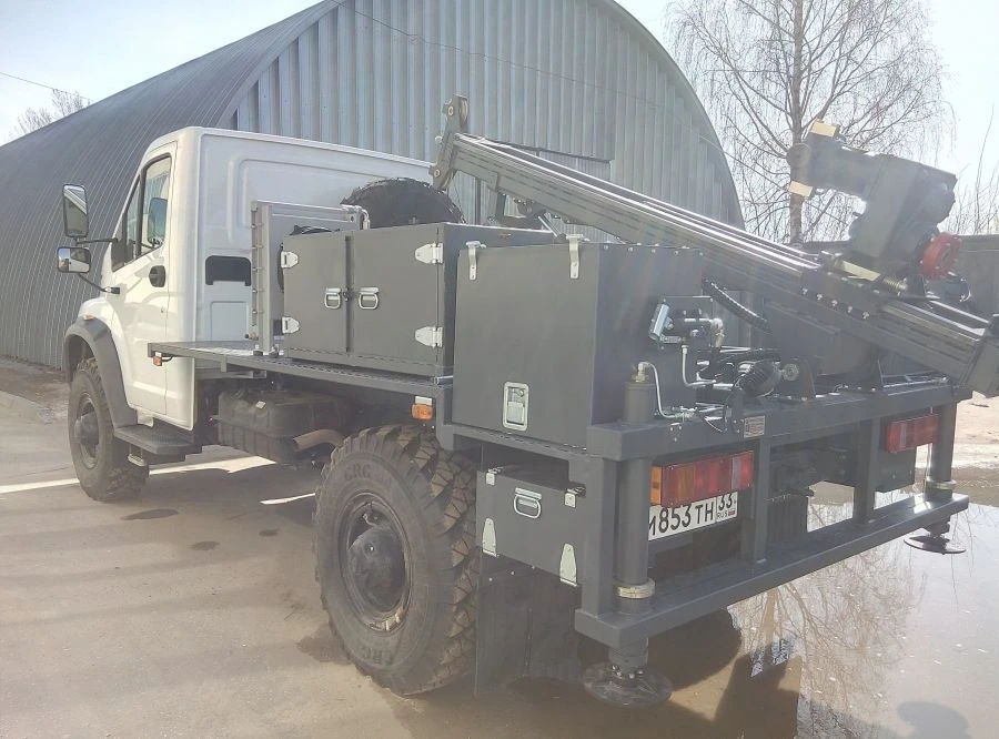 جهاز الحفر المتنقل MBU-220 على هيكل GAZ 4x4 للاستكشاف الجيولوجي