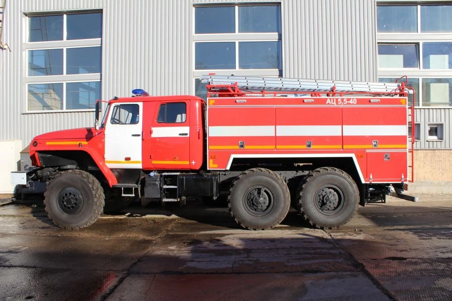 شاحنة إطفاء 6YN31، نموذج 6Y211W على شاسيه URAL-5557