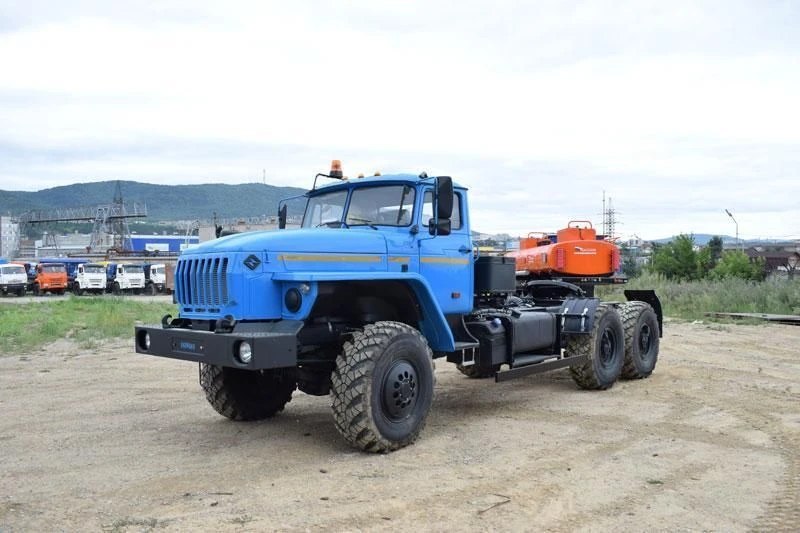 UZST Semi-Trailer Tractor for Towing Hazardous Cargo - Model UZST01 174T-25