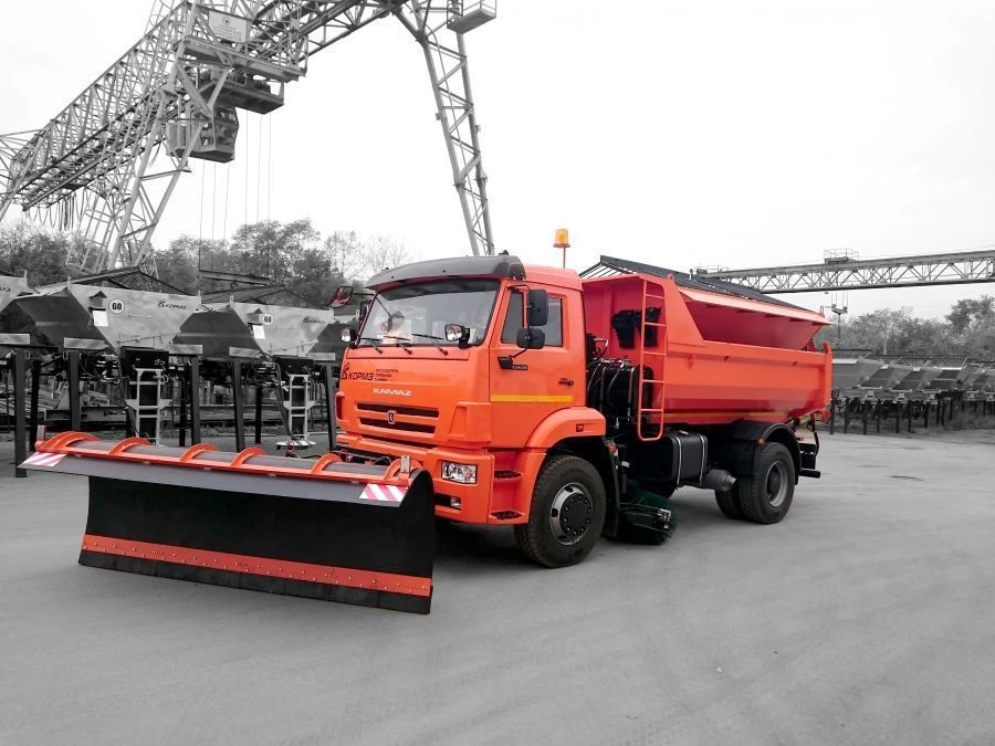 آلة تنظيف الطرق المركبة DMC-65 على هيكل كاماتز 53605-A5