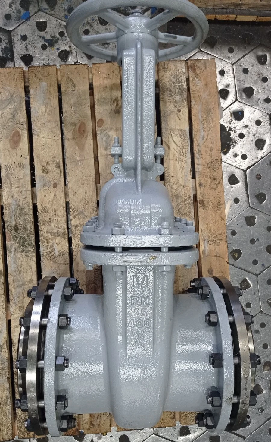 صمام بوابة فولاذي مزلاج مع عمود مرتفع وعجلة يد PN 2.5 MPa DN 400