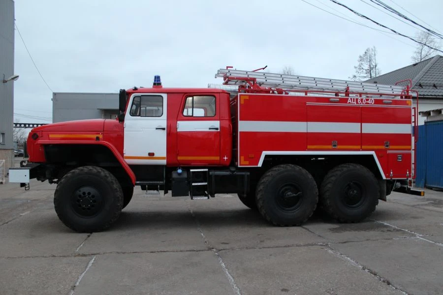 سيارة صهريج إطفاء AC-6.0-40 (5557) نوع 6YN32 نموذج 6Y232W على هيكل URAL-5557-4551