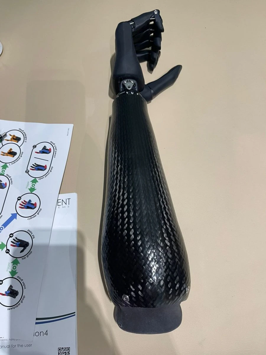 طرف صناعي للساعد مع تحكم دقيق بالميكروبروسيسور