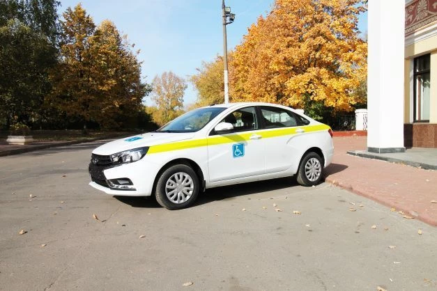 سيارة متخصصة لنقل المعاقين LV001J على قاعدة LADA GF