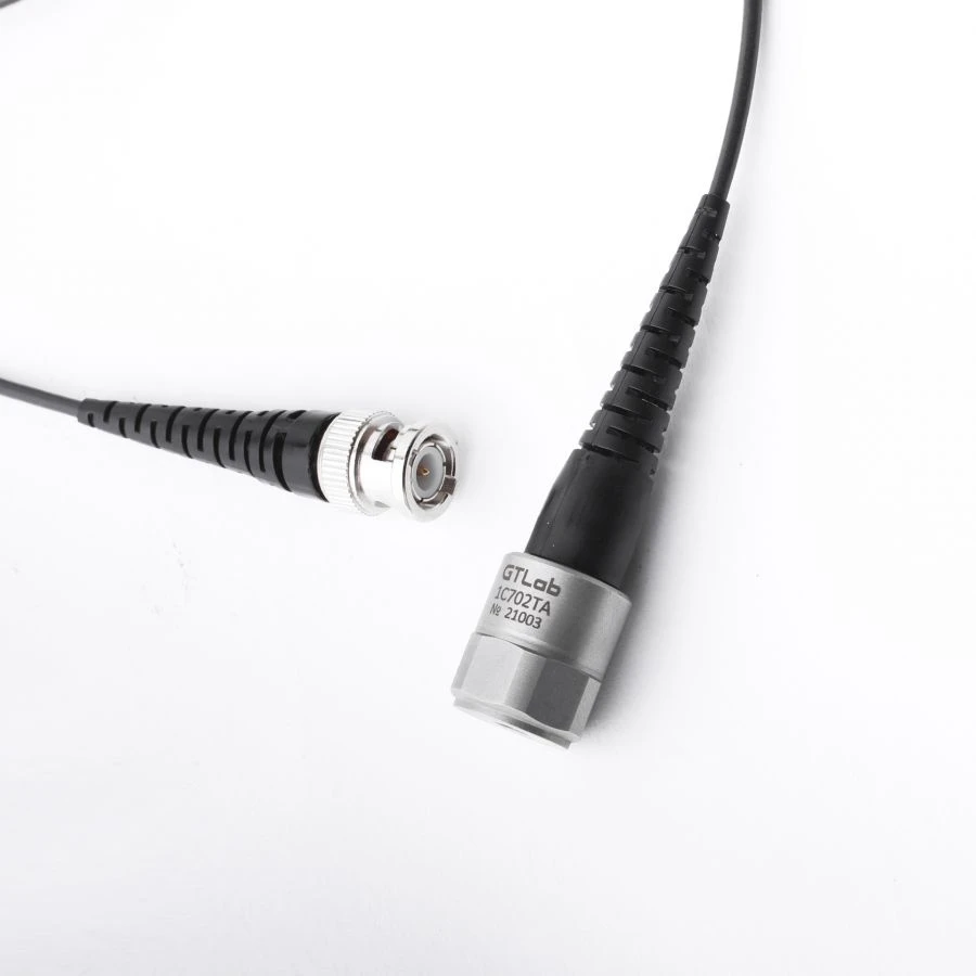 مقياس تسارع تحت الماء مع خرج شحن 1C702TA