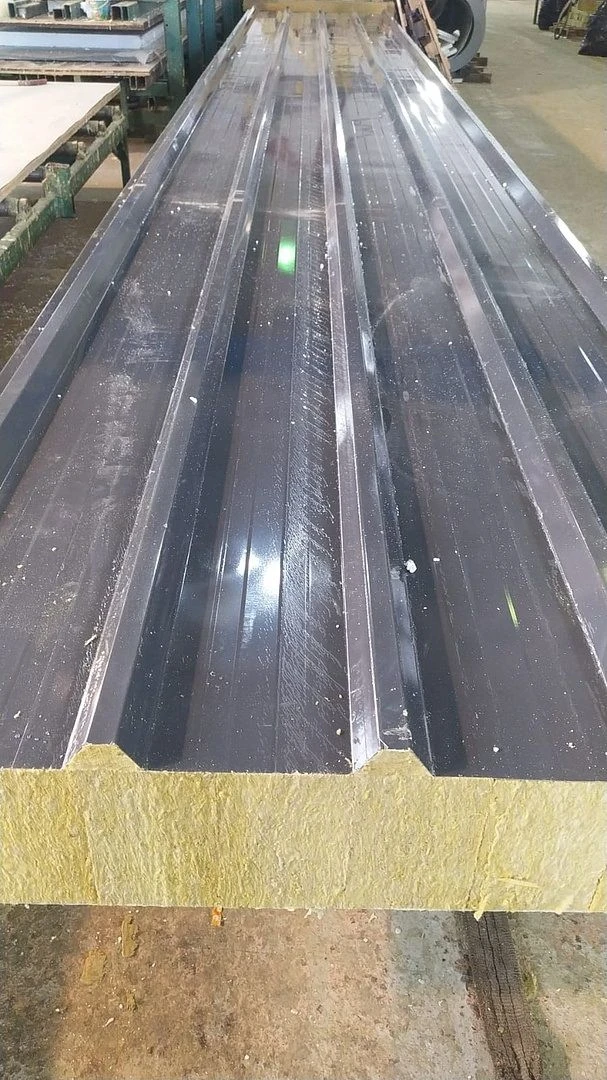 ألواح معدنية ثلاثية الطبقات مع عزل من الصوف المعدني