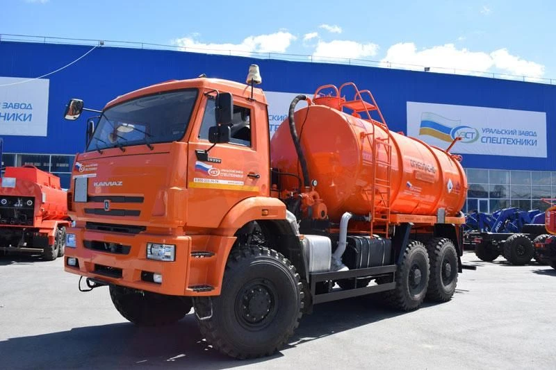 وحدة جمع المكثفات الغازية والنفط (AKN) UZST 6619C-22 على شاسيه كاما 6520-53