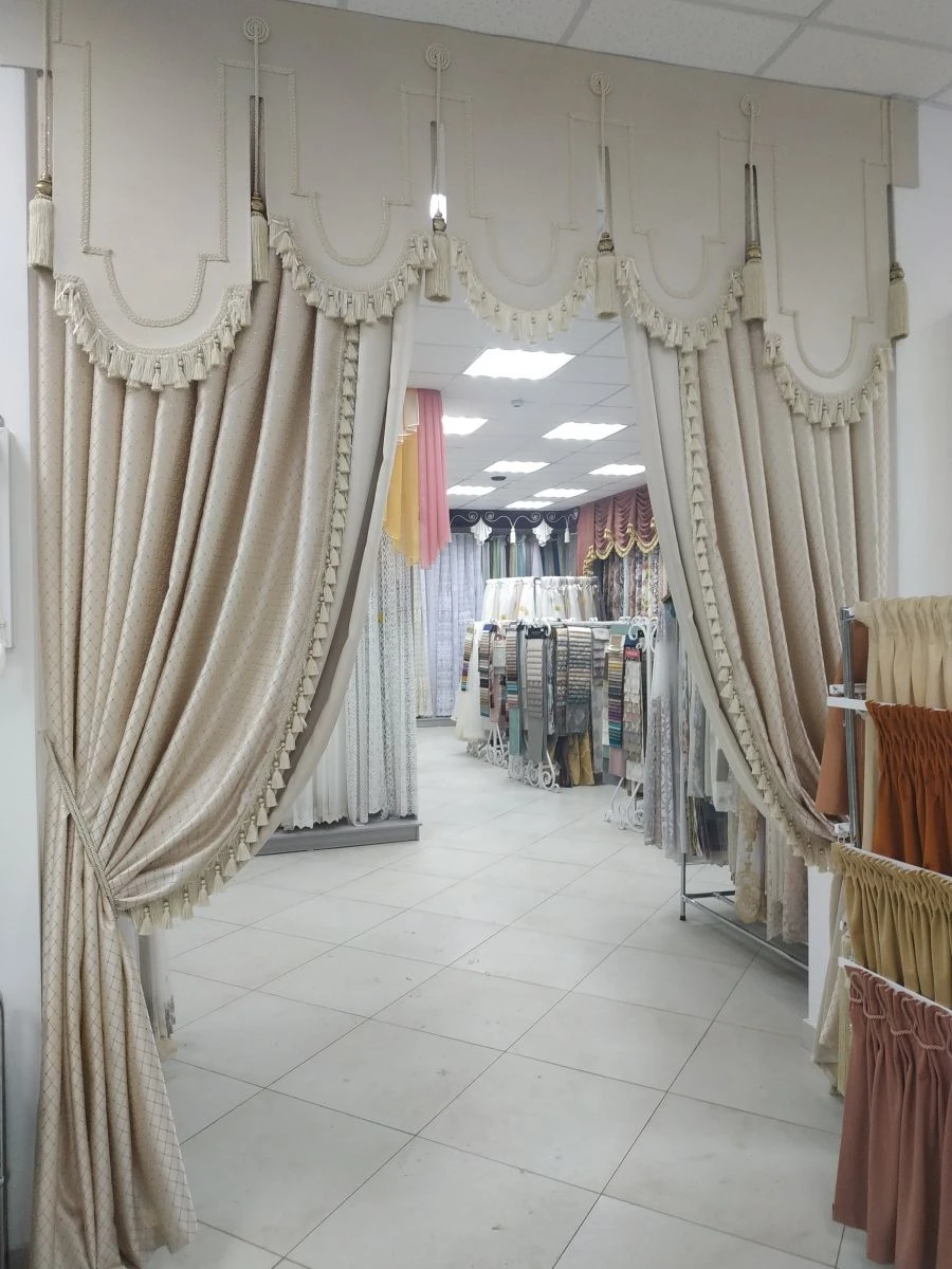 ستائر زخرفية وستائر داخلية مع لامبريكينات وقباب سرير