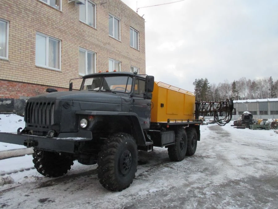 وحدة الطاقة الكهربائية المتنقلة للطائرات APA-5-CA نموذج 008-CA-22 على شاسيه URAL 4320-72