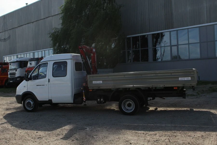مركبة نقل مزودة برافعة نموذج NR8082S، تعديل 2784VB على هيكل GAZ 330273