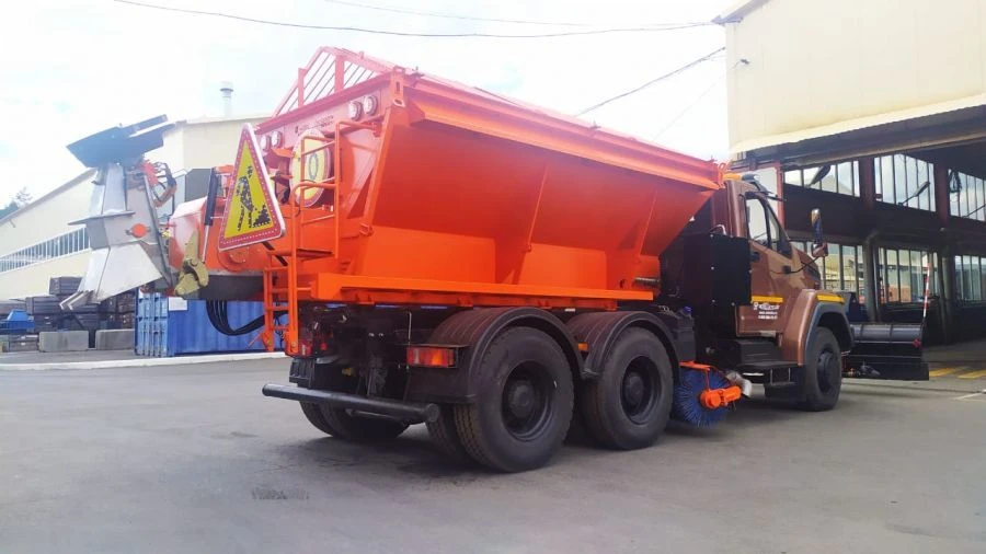 آلة الطرق المركبة متعددة المواسم VMKD-2015 7963RB على قاعدة أورال 4320