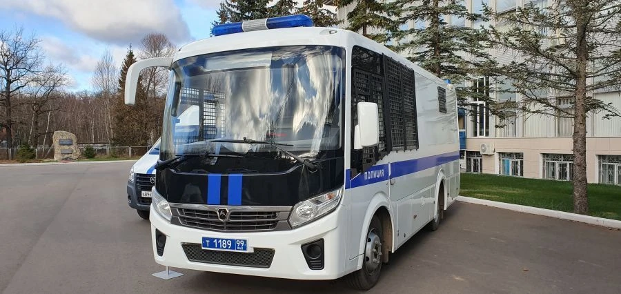 مركبة خدمة العمليات ADZ-20IN الطراز 55M720 لنقل الأشخاص المحتجزين