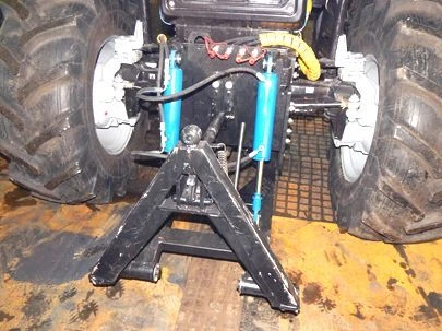 الرافعة الأمامية العالمية NU-4 لمزارع MTZ 1221