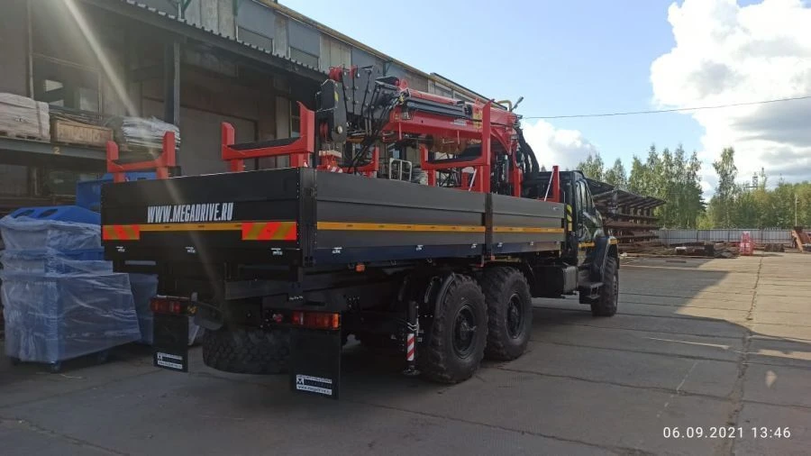 شاحنة متعددة الوظائف مع رافعة هيدروليكية MKMA على قاعدة URAL 4320