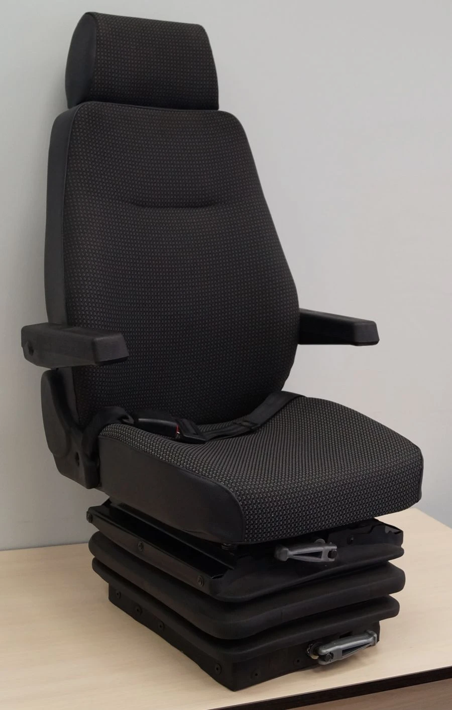 مقعد المشغل مع نظام تعليق ميكانيكي للحفارات - SK 111.210.002