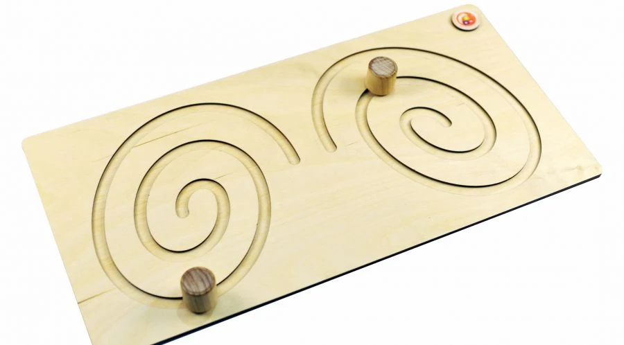 لوحة نصف الكرة على شكل قمع مع قلم خشبي وعصي خشبية