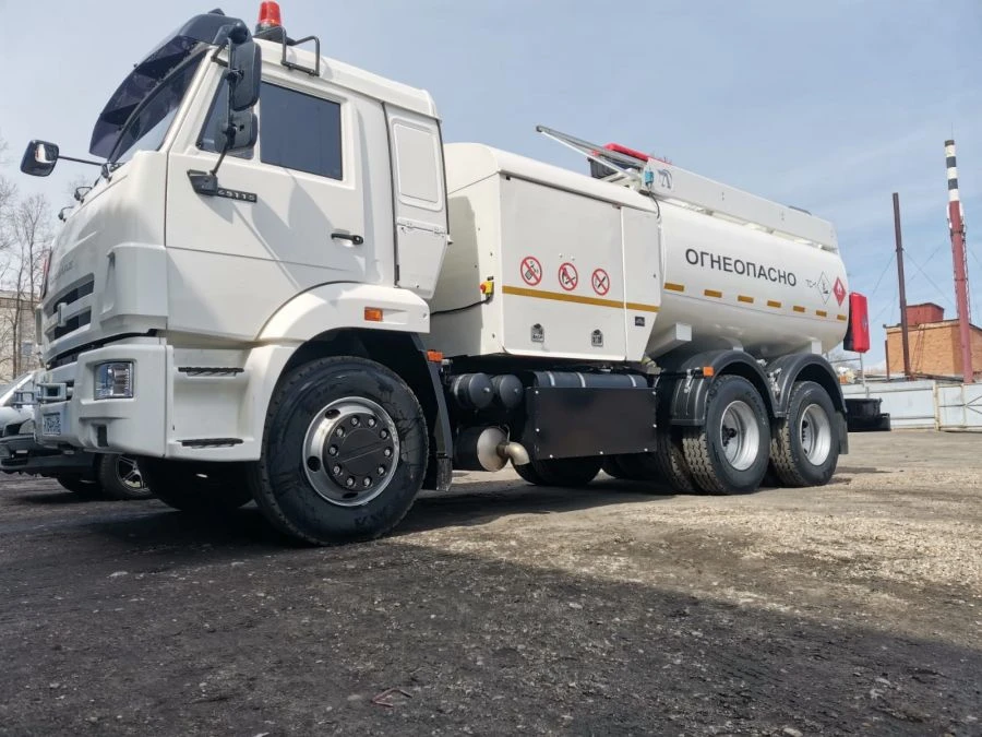 شاحنة تزويد الطائرات بالوقود LKT-10TZA على هيكل كاماز 65115